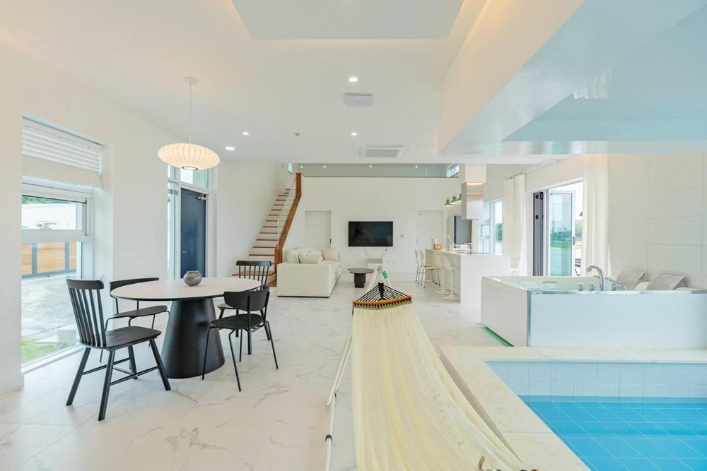 Private Gangneung Pool Villa Экстерьер фото