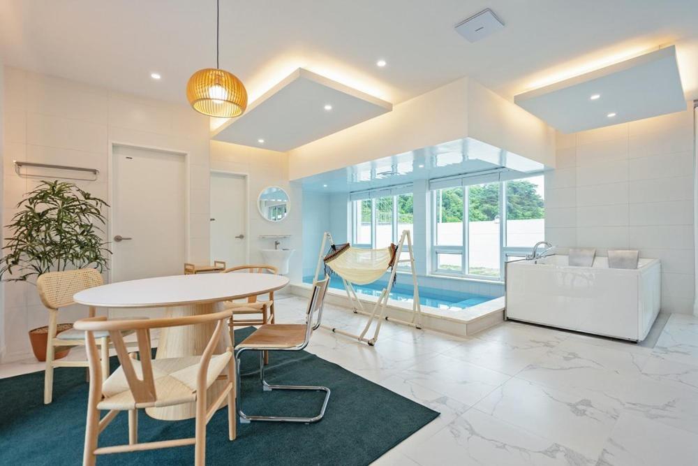 Private Gangneung Pool Villa Экстерьер фото